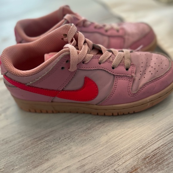 Nike Girls Dunk Low Triple Pink Sneakers - Picture 1 of 5
